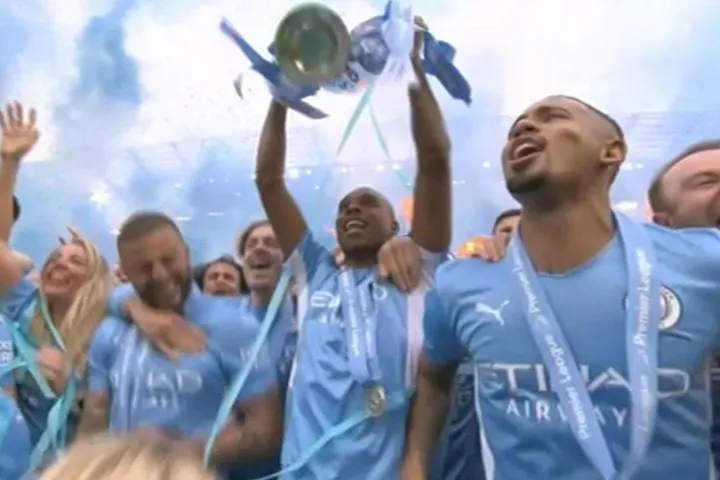Η στιγμή της απονομής του πρωταθλήματος στη Μάντσεστερ Σίτι