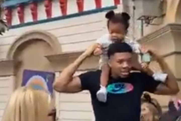 Γιάννης Αντετοκούνμπο: Επισκέφτηκε την Disneyland με τον γιο του, Λίαμ