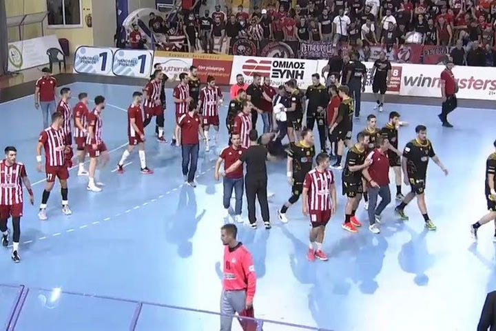 Η ένταση στο ημίχρονο ανάμεσα στις δύο ομάδες