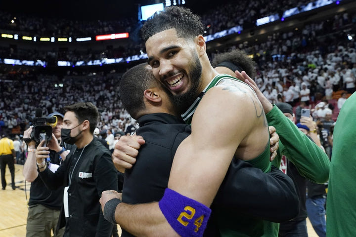 NBA: Ο Τέιτουμ τίμησε τον Κόμπι Μπράιαντ φορώντας το περικάρπιό του στο Game 7 με τους Χιτ