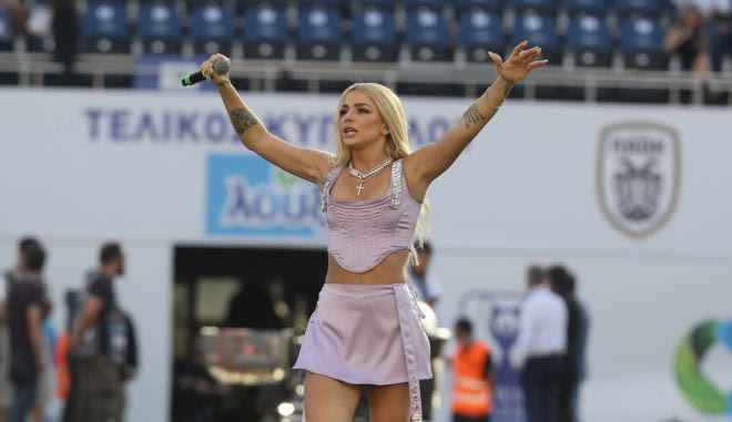 Το show της Ζόζεφιν πριν από την έναρξη του τελικού