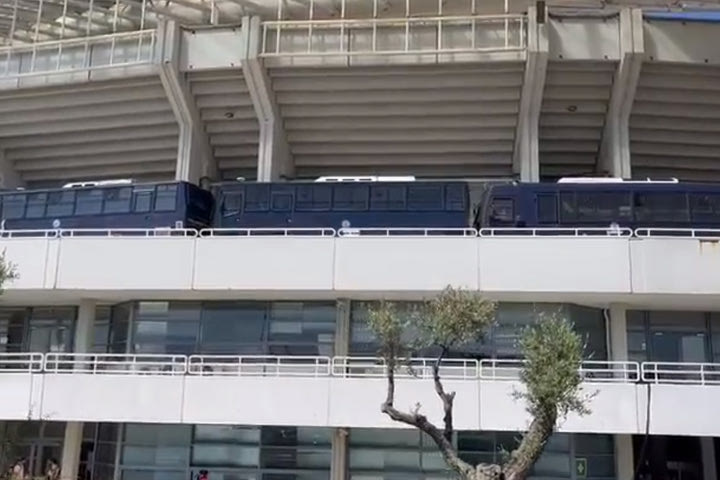 Τελικός Κυπέλλου Λουξ 2022: Οι κλούβες των ΜΑΤ έξω από το ΟΑΚΑ