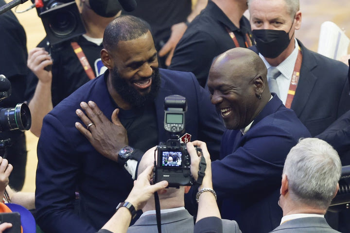 NBA: Μάικλ Τζόρνταν και ΛεΜπρόν Τζέιμς κοντράρονται σε διαγωνισμό για την καλύτερη τεκίλα