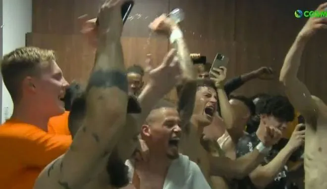 Το πάρτι των παικτών της Λιντς στα αποδυτήρια για την παραμονή στην Premier League