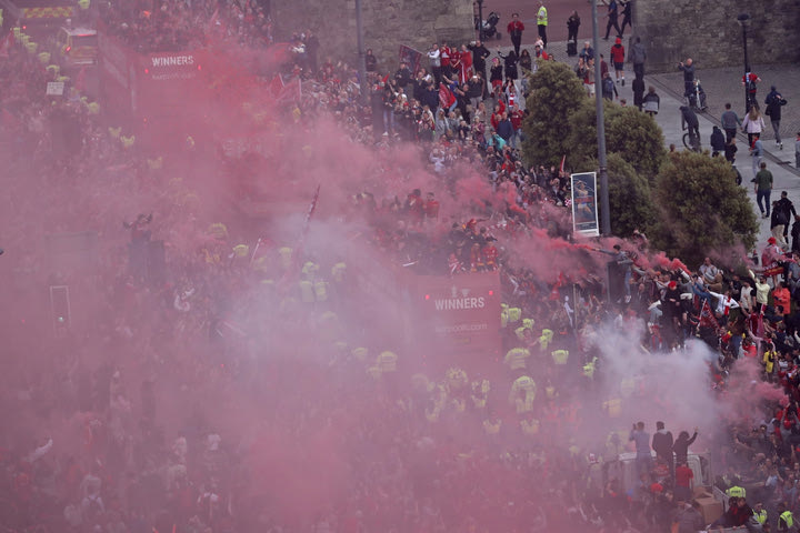 Λίβερπουλ: Σε γιορτινό κλίμα η παρέλαση των “reds” παρά την ήττα στον τελικό του Champions League