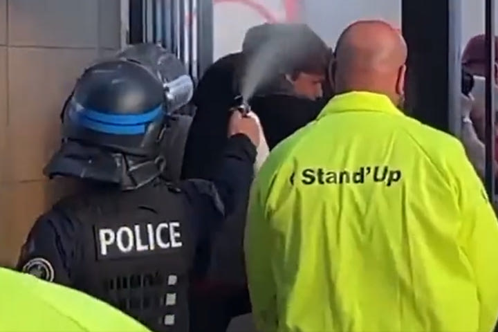 Τελικός Champions League 2022: Οπαδός της Λίβερπουλ δέχθηκε χημικά από αστυνομικό την ώρα που τσέκαρε το εισιτήριό του