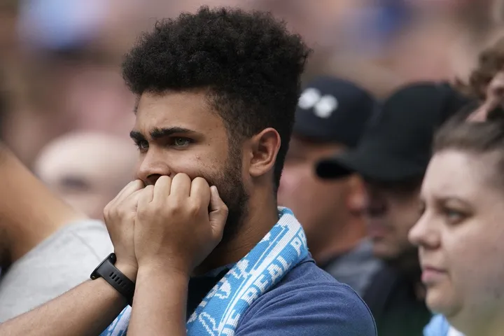 Οι εναλλαγές συναισθημάτων σε Μάντσεστερ και Λίβερπουλ την ώρα των δύο αγώνων