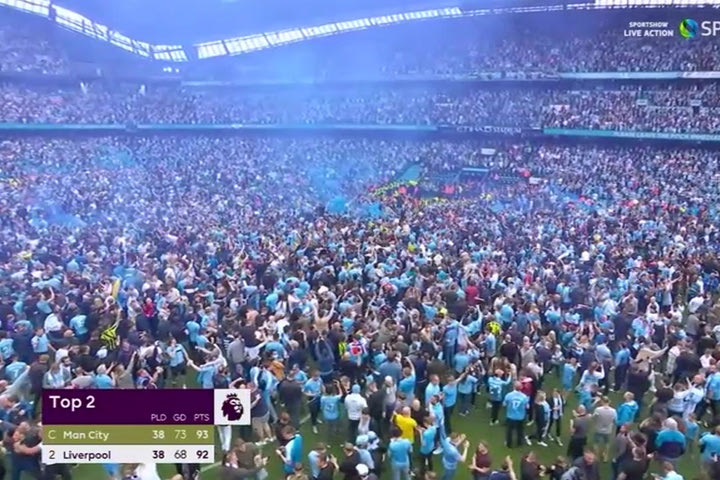 Οι οπαδοί της Μάντσεστερ Σίτι πανηγύρισαν στον αγωνιστικό χώρο το πρωτάθλημα