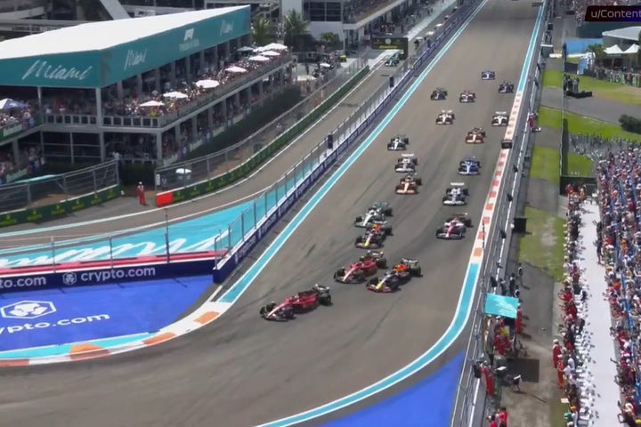 Formula 1, GP Μαϊάμι: Ο Φερστάπεν προσπέρασε τον Σάινθ στην πρώτη στροφή