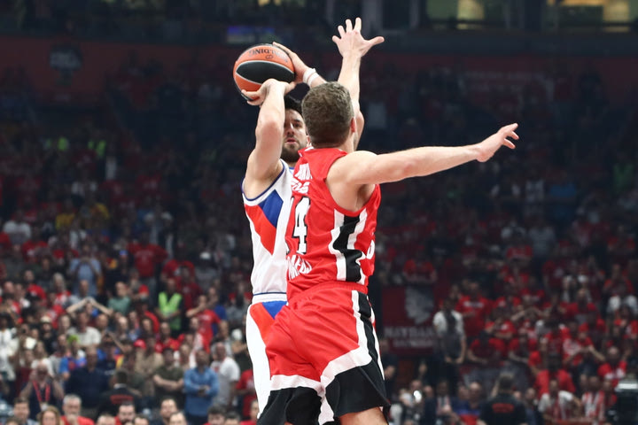 Final Four, Ολυμπιακός: Όχι, ο Βεζένκοβ δεν μπορούσε να παίξει καλύτερη άμυνα στον Μίτσιτς