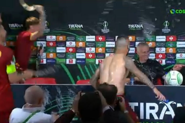 Conference League, Μουρίνιο: Μπουγέλο στον Πορτογάλο και πανηγυρισμοί από τους παίκτες της Ρόμα στην συνέντευξη Τύπου
