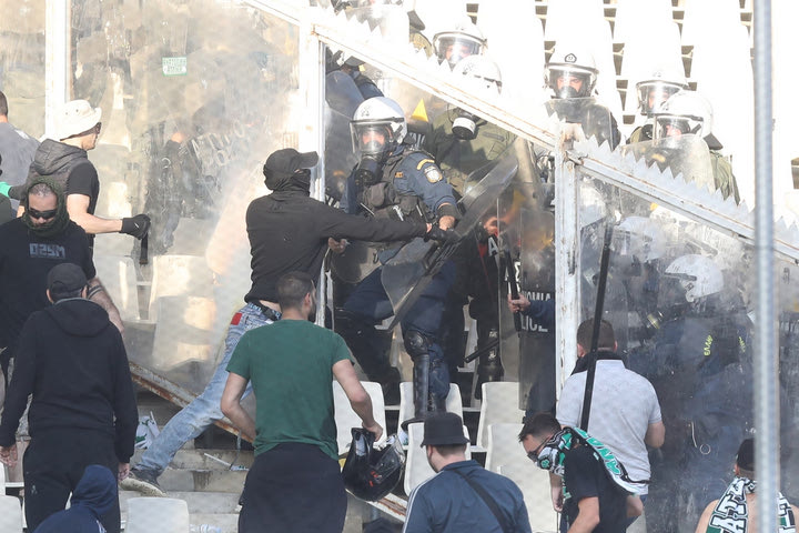 Η στιγμή της σύγκρουσης οπαδών και αστυνομίας πριν από τον τελικό του Κυπέλλου Ελλάδας