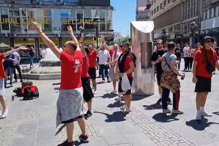 Final Four 2022 – Ολυμπιακός: Νέο VIDEO από την γιορτή των “ερυθρόλευκων” οπαδών στην κεντρική πλατεία Μιχαΐλοβα