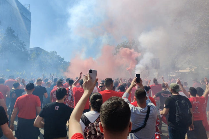 Final Four 2022: Πανζουρλισμός από τους οπαδούς του Ολυμπιακού έξω από τη Stark Arena