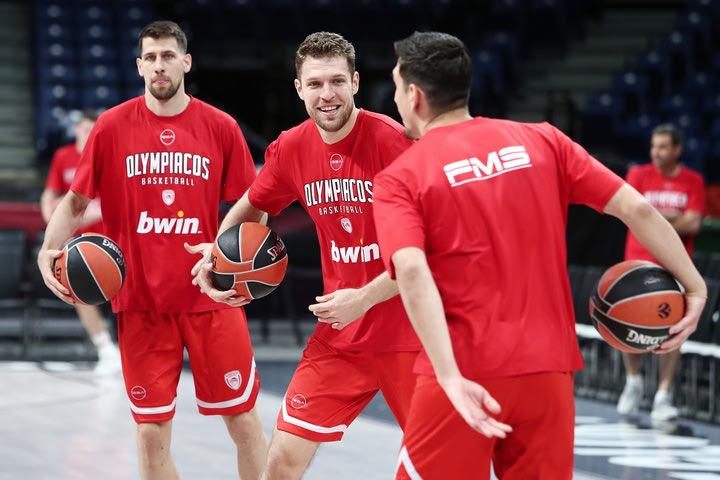 Final Four 2022, Ολυμπιακός: Η παρέλαση των παικτών μπροστά από τους δημοσιογράφους και το “ζντο”