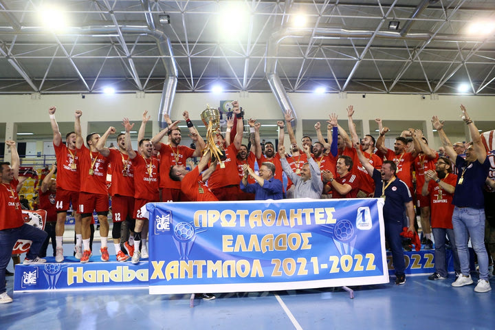 Η απονομή του πρωταθλήματος της Handball Premier στον Ολυμπιακό