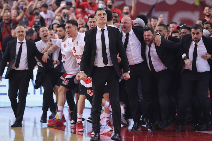 Η συγκλονιστική φωτογραφία από τον πάγκο του Ολυμπιακού την ώρα της λήξης
