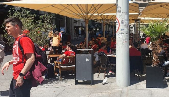 Χαμός και συνθήματα από τους φιλάθλους του Ολυμπιακού στην κεντρική πλατεία του Βελιγραδίου