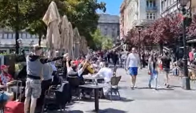 Το SPORT24 στο Βελιγράδι: Οι οπαδοί του Ολυμπιακού φωνάζουν συνθήματα στην κεντρική πλατεία