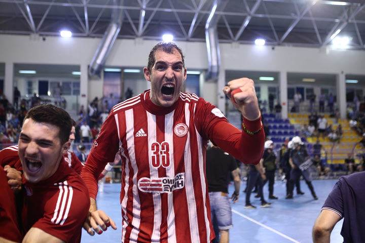 Οι πανηγυρισμοί των ερυθρολεύκων στο φινάλε του τέταρτου τελικού