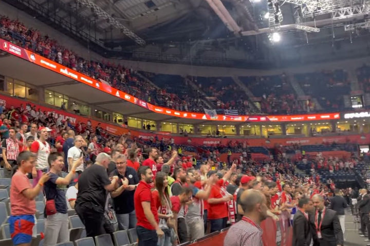 Final Four 2022, Ολυμπιακός: Αποθέωση από τον κόσμο κατά την είσοδο των παικτών για προθέρμανση