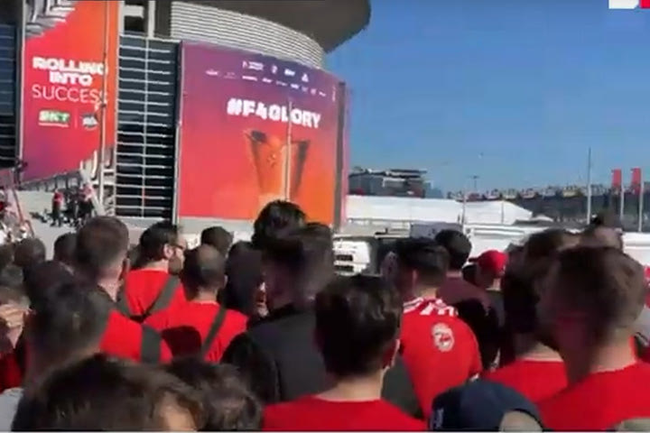 Final Four 2022 – Ολυμπιακό: Οπαδοί των ερυθρόλευκων χωρίς εισιτήρια περιμένουν στην ουρά