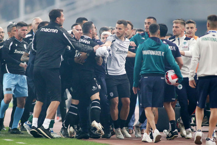 Τελικός Κυπέλλου: Ένταση μεταξύ παικτών στα αποδυτήρια, τους χώρισε η αστυνομία, σύμφωνα με τον ρεπόρτερ της COSMOTE TV