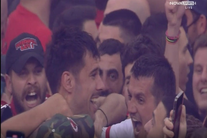 Ολυμπιακός – Μονακό: Πρίντεζης και Βεζένκοφ τραγουδούσαν σε έκσταση συνθήματα με τους φιλάθλους