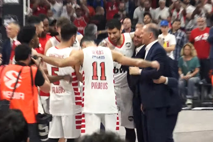 Final Four 2022, Ολυμπιακός: Η αγκαλιά των αδελφών Αγγελόπουλων στον Πρίντεζη μετά το τέλος του αγώνα με την Μπαρτσελόνα