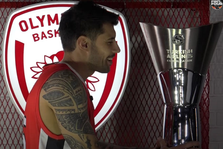 Final Four 2022, Ολυμπιακός: Οι ερυθρόλευκοι έκαναν ερωτική εξομολόγηση στην κούπα της EuroLeague
