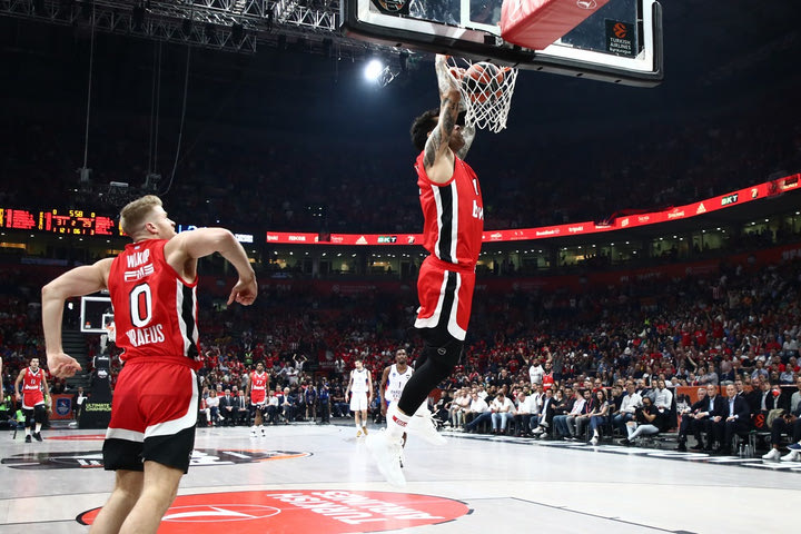 Final Four 2022, Ολυμπιακός – Εφές: Ο Γουόκαπ έκλεψε απ’ τον Λάρκιν και σέρβιρε για το κάρφωμα του Πρίντεζη