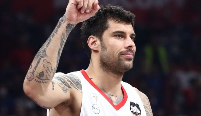 Η αποχώρηση του Γιώργου Πρίντεζη από τη Stark Arena και η αποθέωση του κόσμου