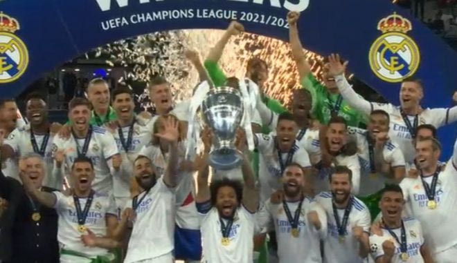 Η απονομή του τροπαίου του Champions League στη Ρεάλ Μαδρίτης