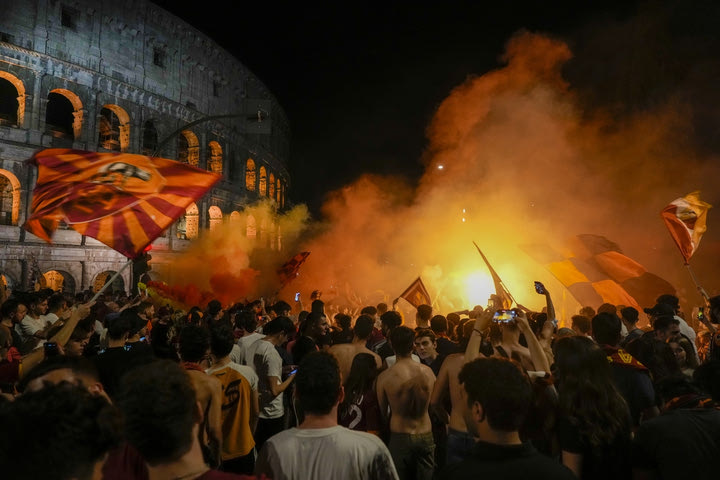 Ρόμα: “Πάρτι” μέχρι πρωίας έξω από το Κολοσσαίο