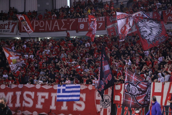 Ολυμπιακός: Το τραγούδι των οπαδών στις εξέδρες του ΣΕΦ μετά το δεύτερο γκολ στην Τούμπα