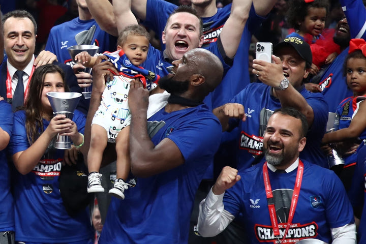 Final Four 2022, Εφές: Ο Σίνγκλετον δεν σήκωσε την κούπα στην απονομή, αλλά τον γιο του