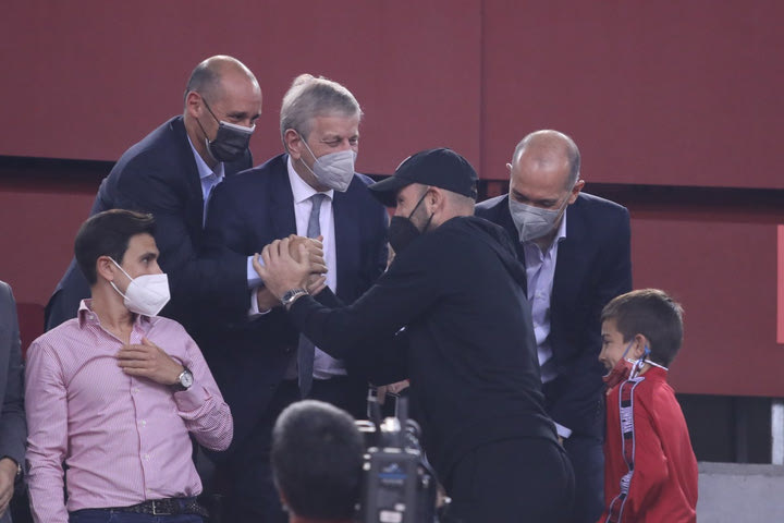 Ολυμπιακός – Μονακό: Ο Βασίλης Σπανούλης έφτασε με καπέλο στο ΣΕΦ και κάθισε στα VIP