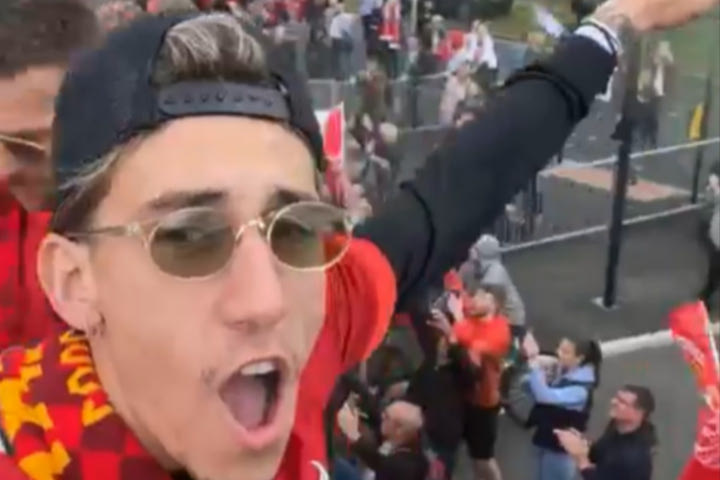 Κώστας Τσιμίκας: Οι πανηγυρισμοί του “Greek Scouser” πάνω στο λεωφορείο της Λίβερπουλ