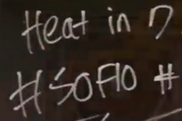 NBA: Η Γκοφ στηρίζει Μαϊάμι και έγραψε “Heat in 7” μετά τη νίκη της επί της Μέρτενς