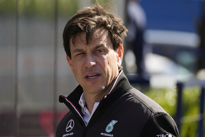 Formula 1: H Mercedes θα αποφασίσει στη Βαρκελώνη αν θα στείλει τη W13 για απόσυρση