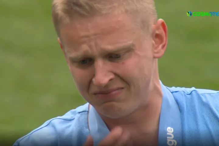 Το κλάμα του Ζιντσένκο στη θέα της κούπας της Premier League τυλιγμένη με τη σημαία της Ουκρανίας