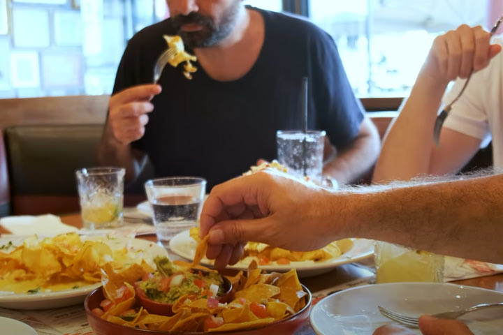Τα αγαπημένα πιάτα και κοκτέιλ του SPORT24 στα TGI Fridays™
