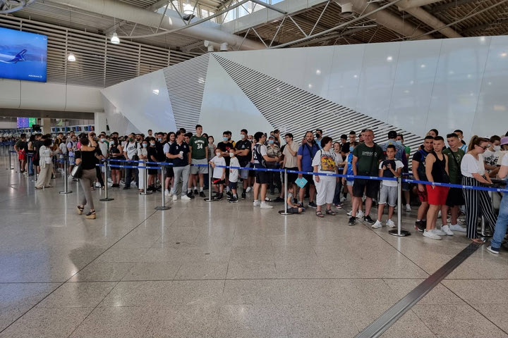 Πανζουρλισμός για τον Γιάννη Αντετοκούνμπο στο “Ελ. Βενιζέλος”: Πάνω από 1.000 άτομα για να αποθεώσουν τους Antetokounbros