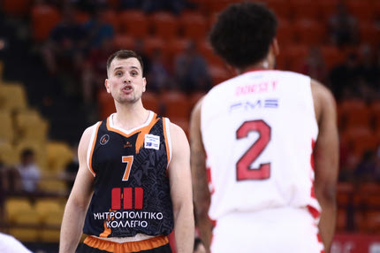 Ο κόσμος του Ολυμπιακού αποδοκίμασε άγρια τον Αγραβάνη