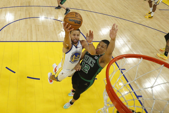 NBA Finals: Ο Στεφ Κάρι απέτυχε να ευστοχήσει σε τρίποντο για πρώτη φορά στην καριέρα του σε αγώνα playoffs