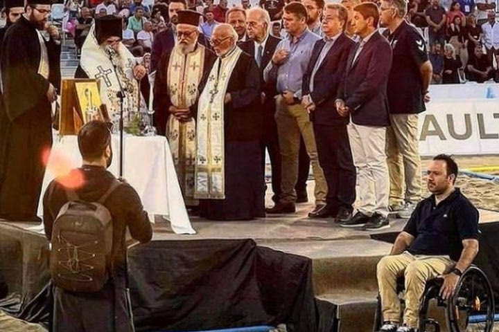 Αλγεινή εικόνα: Επίσημοι και ιερείς σε εξέδρα, ο πρόεδρος της Παραολυμπιακής Επιτροπής μόνος