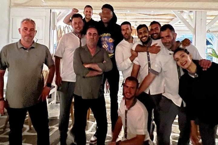 Ο Γιάννης Αντετοκούνμπο συνεχίζει τις διακοπές του στην Πάρο