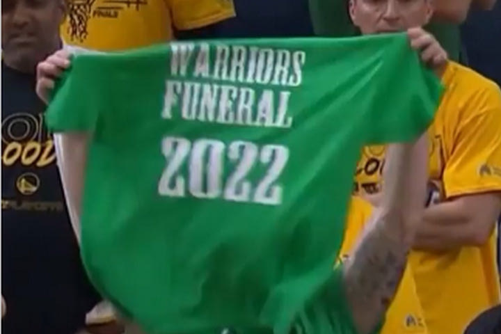 NBA Finals, Σέλτικς: Οπαδός της Βοστώνης ύψωσε μπλουζάκι με την “κηδεία” των Γουόριορς στο Game 1
