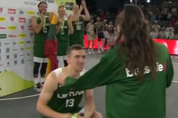 Παγκόσμιο 3on3: Λιθουανός γκαρντ έκανε πρόταση γάμου με αργυρό μετάλλιο στην αγαπημένη του
