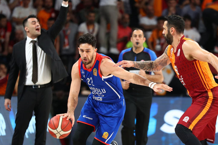 Γαλατάσαραϊ – Αναντολού Εφές 86-81: Το έκανε ξανά η ομάδα του Πιστιόλη, σε πέμπτο ματς η πρόκριση στους τελικούς